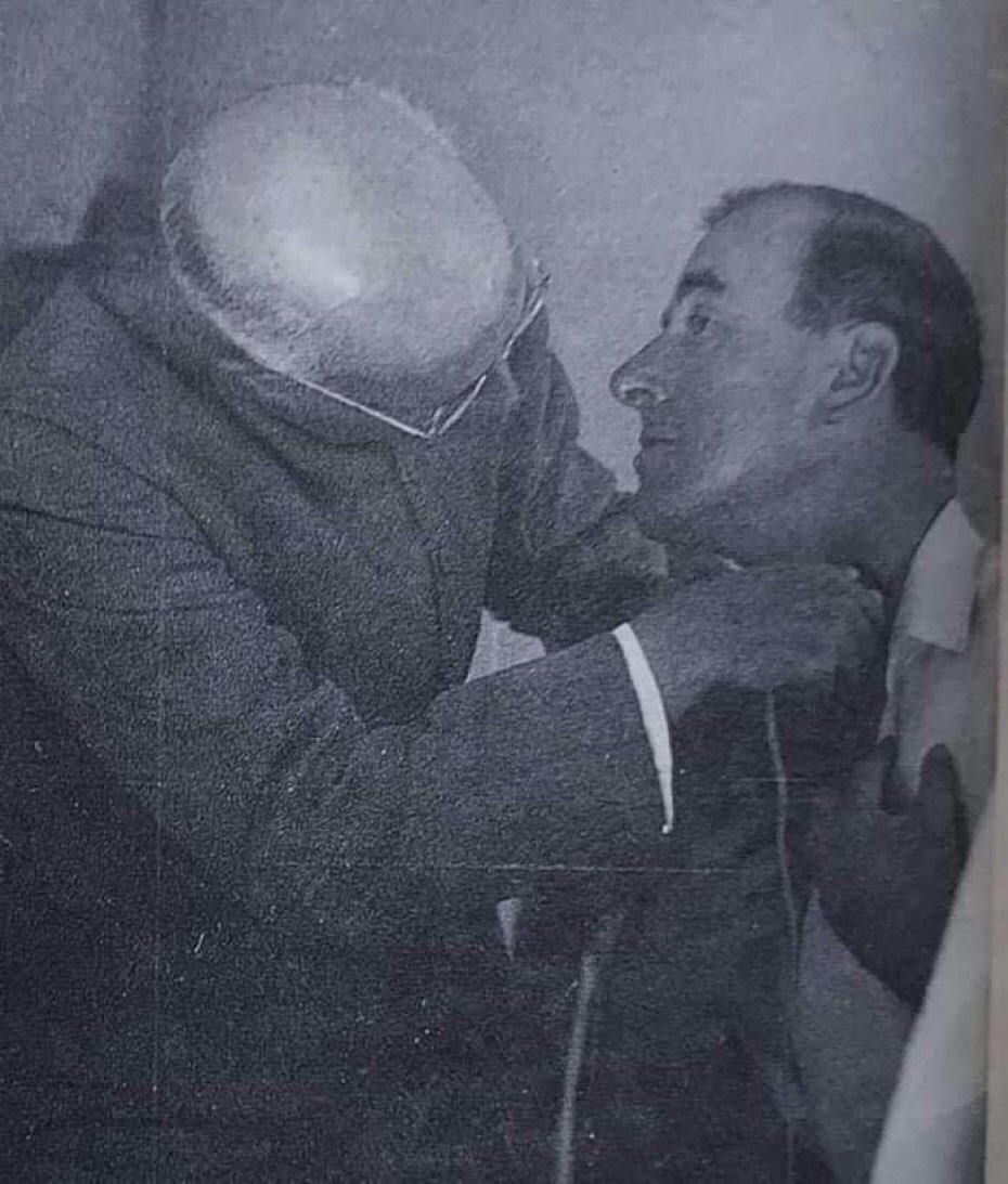 arvindbouncer's tweet photo. #CongMocksRajinikanth

Neru bowing before Invader Mt.Batten to shave is ...OKAY 

80 yrs PM MMS praying to 70 yr foreigner &amp; 50 yr drug &amp; dropout is  ... OKAY 

PM Neru sitting &amp; polishing Edwina's slip-on is  ....OKAY 

But Hindu Rajini bowing to Yogi's ...  ATROCIOUS..🤔? https://t.co/uCpbLRg1xe
