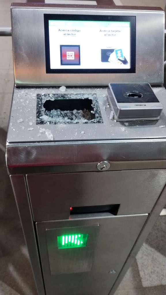 Orrego's tweet photo. Triste y condenable que jóvenes se dediquen a destruir un medio de transporte tan importante para la gente como el @metrodesantiago, mientras la mayoría de los chilenos trabajamos por prevenir tragedias y ayudar a los damnificados del #SistemaFrontal https://t.co/zDQSRfBC3P