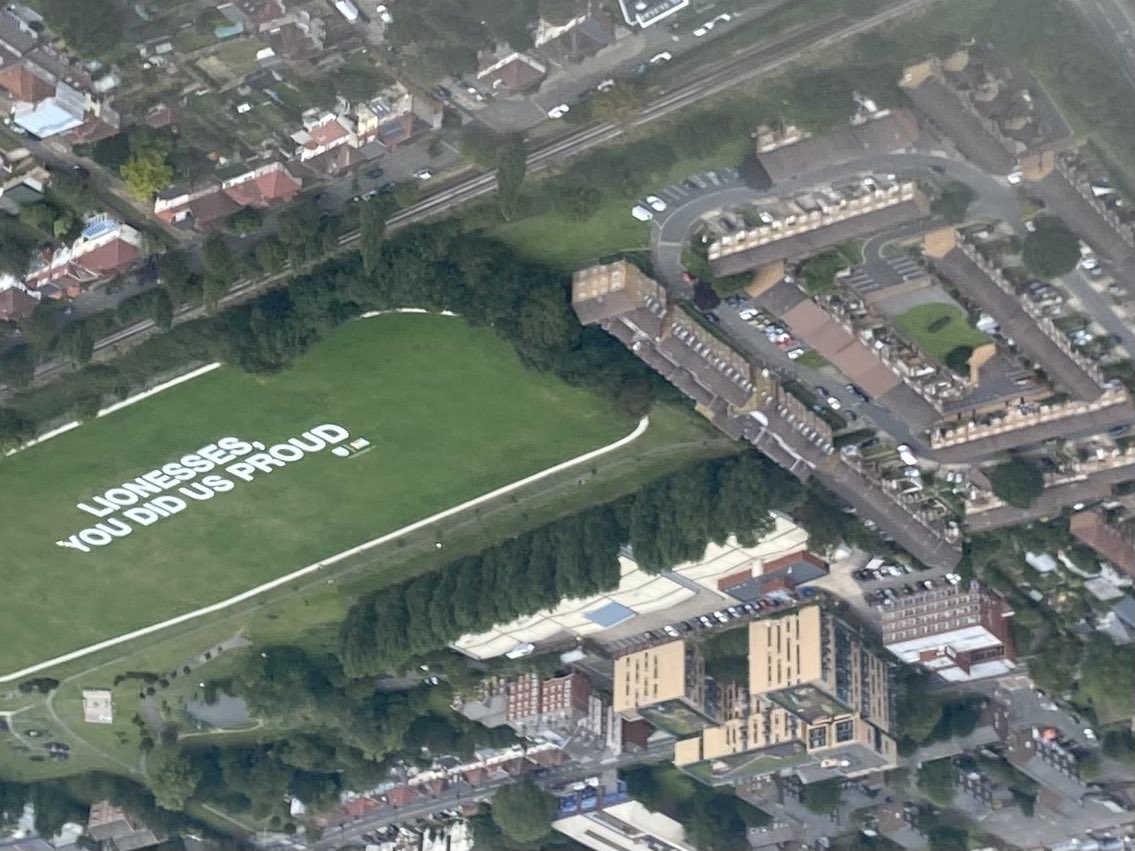 JoBarr57's tweet photo. @Buntingfootball Saw this today on approach to Heathrow! https://t.co/SuJkjnp6u1