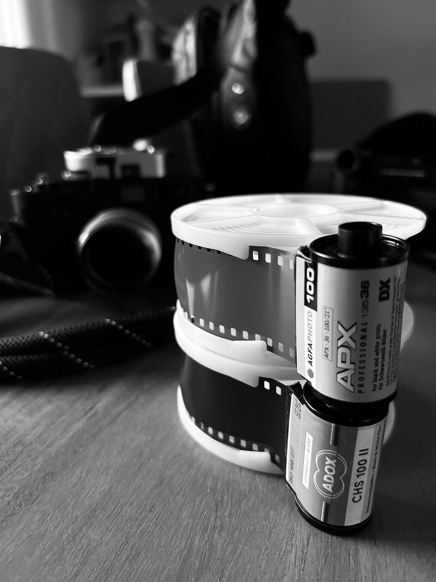 gilbertmajek's tweet photo. Whilst everyone’s having a blast with AI photography.. here I am keeping it OG souping these bad boys up in Rodinal 1+25 dil ;) 🧪🎞️📷🔴😎 https://t.co/T64ITpEupS https://t.co/SbEAcNEeCZ