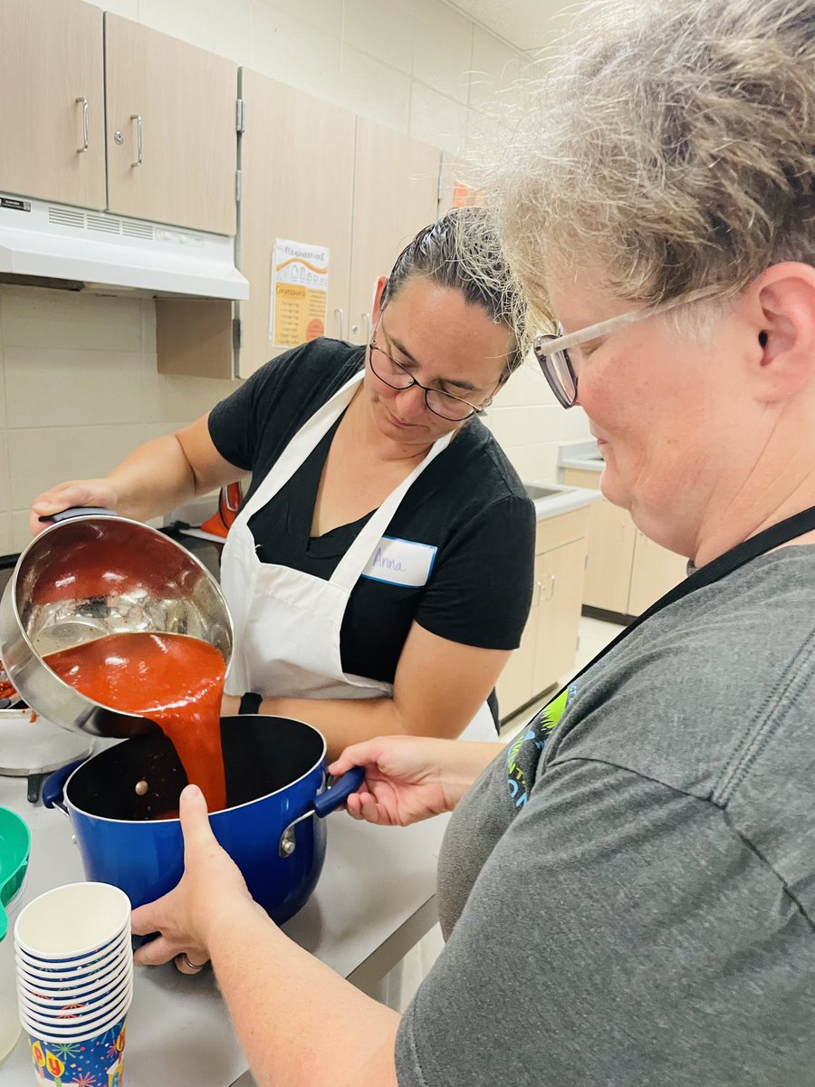 EricaYoss's tweet photo. Our first ever “Stock the PantrEE” was a success! Our FACS teachers alongside our @SDWEnvEd teachers worked this morning to preserve much of our garden to be used later this year. Cant wait to see our #EmbeddedAg program grow this year! @mheilberger https://t.co/neLPVWkQWc