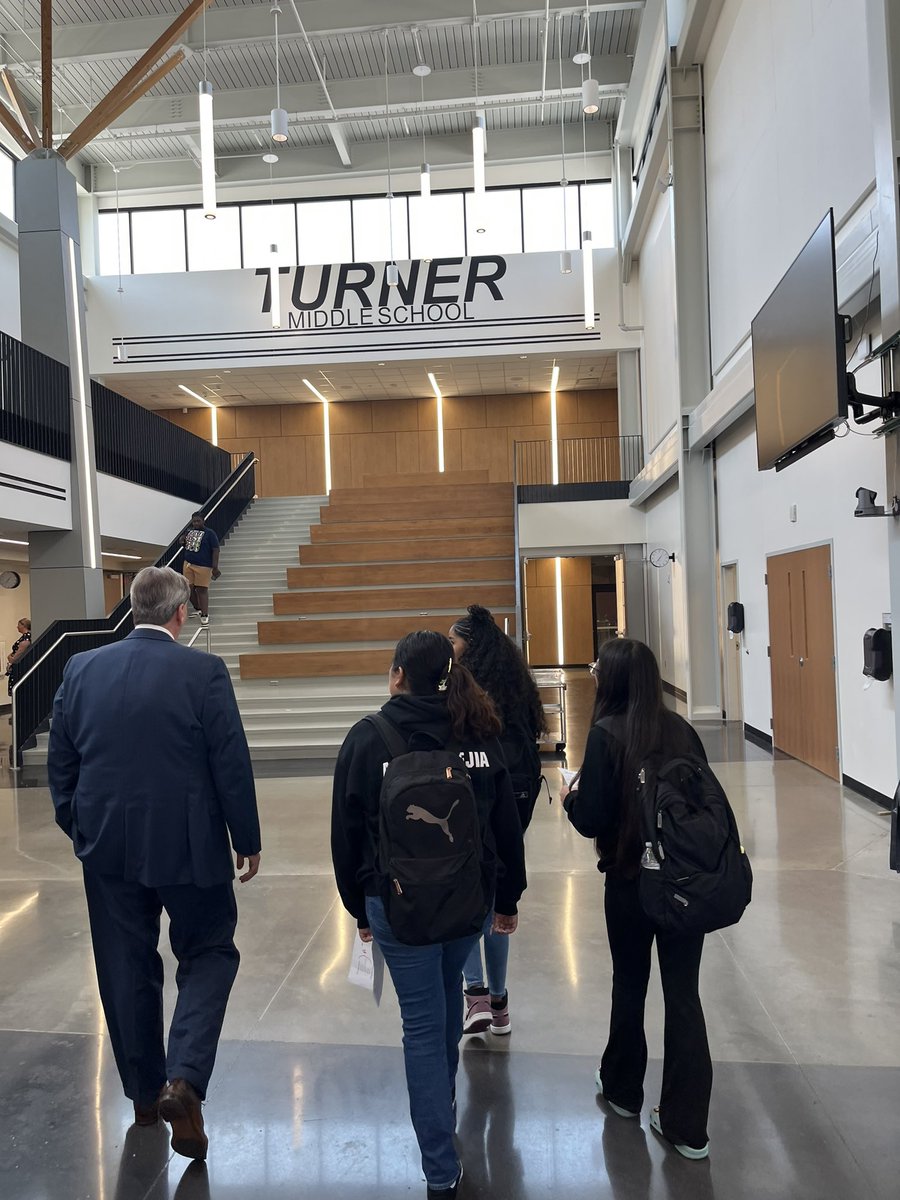 LuvUTurnerBears's tweet photo. Thank you @KsCommissioner for visiting Turner Middle School and for all you do for our Kansas kids. #TMSsleuth #TurnerFamily https://t.co/ZPmF2Hgxhp