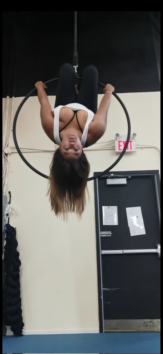 aurainflight's tweet photo. When u had a choreo in mind but drew a blank... ๐คฆ๐ฝโโ๏ธ๐คฃ#aerial #aerialhoop #hoop #epicfail #fail #lyralove #lyra #aerial #lyrahoop #lyrahooplove #aerialistintraining https://t.co/w3I0SCWUBR