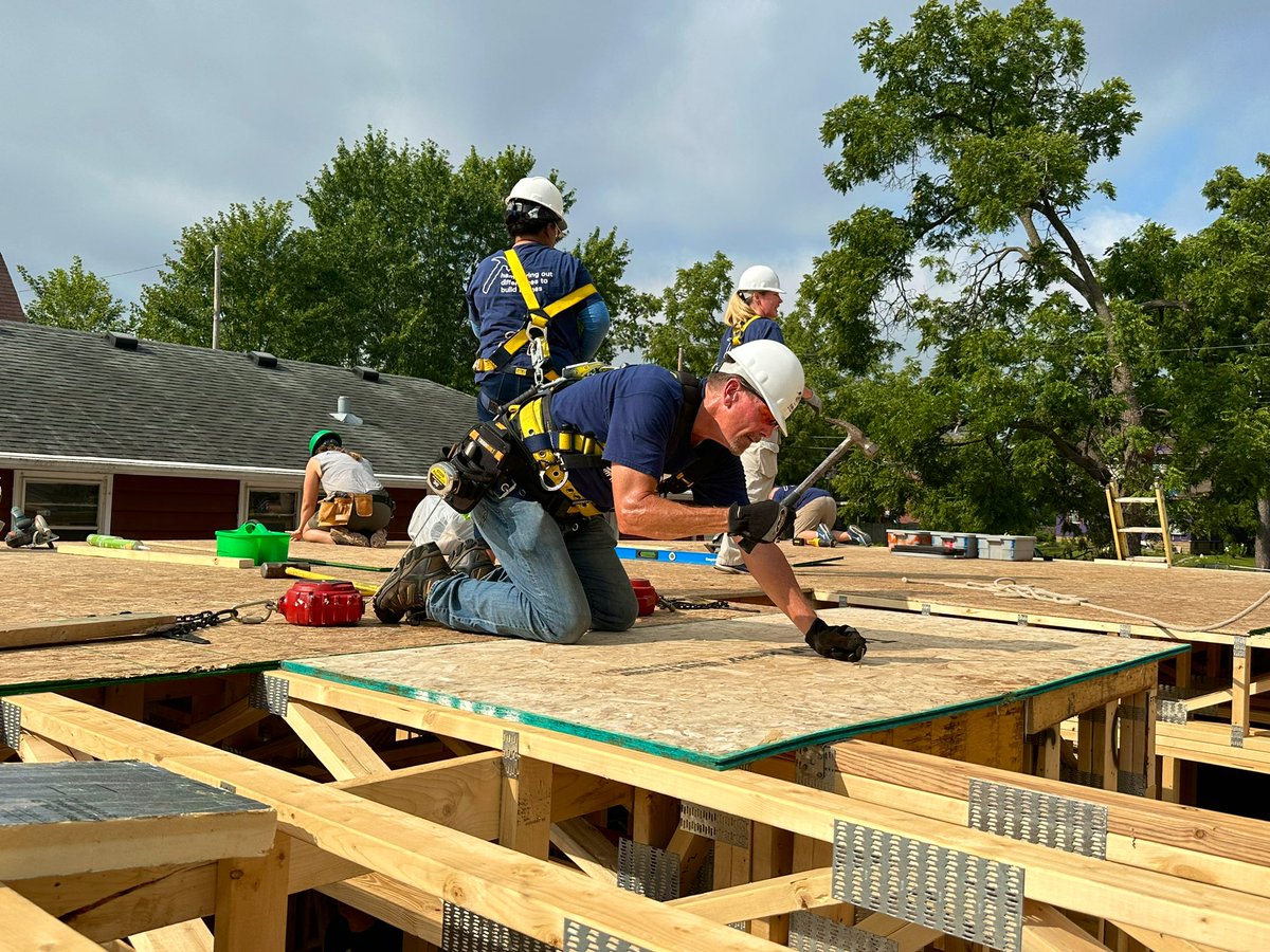 jakeloesch's tweet photo. Huge thanks to you all for your hard work today and support of @tchabitat! #RedBlueBuild ๐ ๐จ https://t.co/yFzHk34IbF