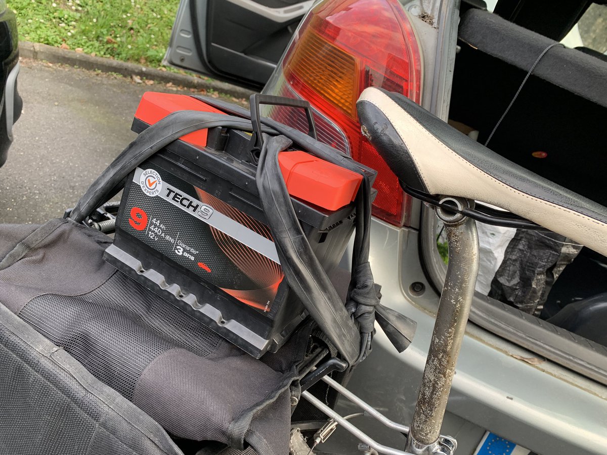 Chronique de la bêtise motorisée ordinaire : je suis allé acheter une batterie pour un pote (#SolutionVelo !)
À peine sorti du magasin, j’attends à la sortie du parking que les voitures passent pour m’engager. Un conducteur me klaxonne alors qu’il a la place de tourner !? 1/