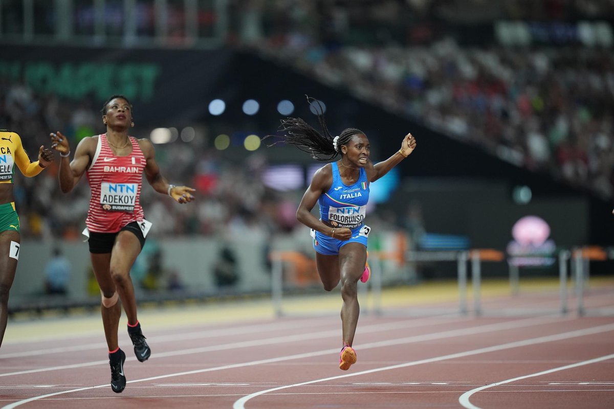 💥 𝐀𝐘𝐎 𝐅𝐎𝐋𝐎𝐑𝐔𝐍𝐒𝐎 𝐅𝐈𝐍𝐀𝐋𝐄 𝐄 𝐑𝐄𝐂𝐎𝐑𝐃 𝐈𝐓𝐀𝐋𝐈𝐀𝐍𝐎 𝟓𝟑.𝟖𝟗!

Prima azzurra della storia in finale ai Mondiali nei 400hs, prima volta sotto i 54 secondi: capolavoro di Ayomide Folorunso #Budapest2023 🇮🇹 migliora di 33 centesimi il suo primato italiano