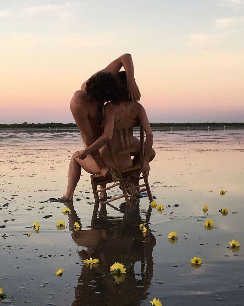 culturainquieta's tweet photo. «Existe entre nosotros algo mejor que un amor: una complicidad».

— Marguerite Yourcenar

Fotografía, de Simon Porte Jacquemus. https://t.co/4Yms5eKU1O