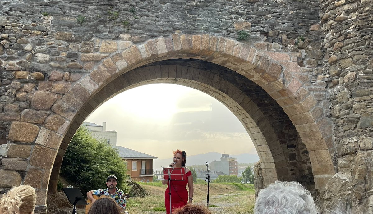LidiaPCoca's tweet photo. Inaugurando #Km251PonferradaEsJazz con la gran Noelia de #TwoAndTwo
#Ponferrada https://t.co/sPMjv7OAWF
