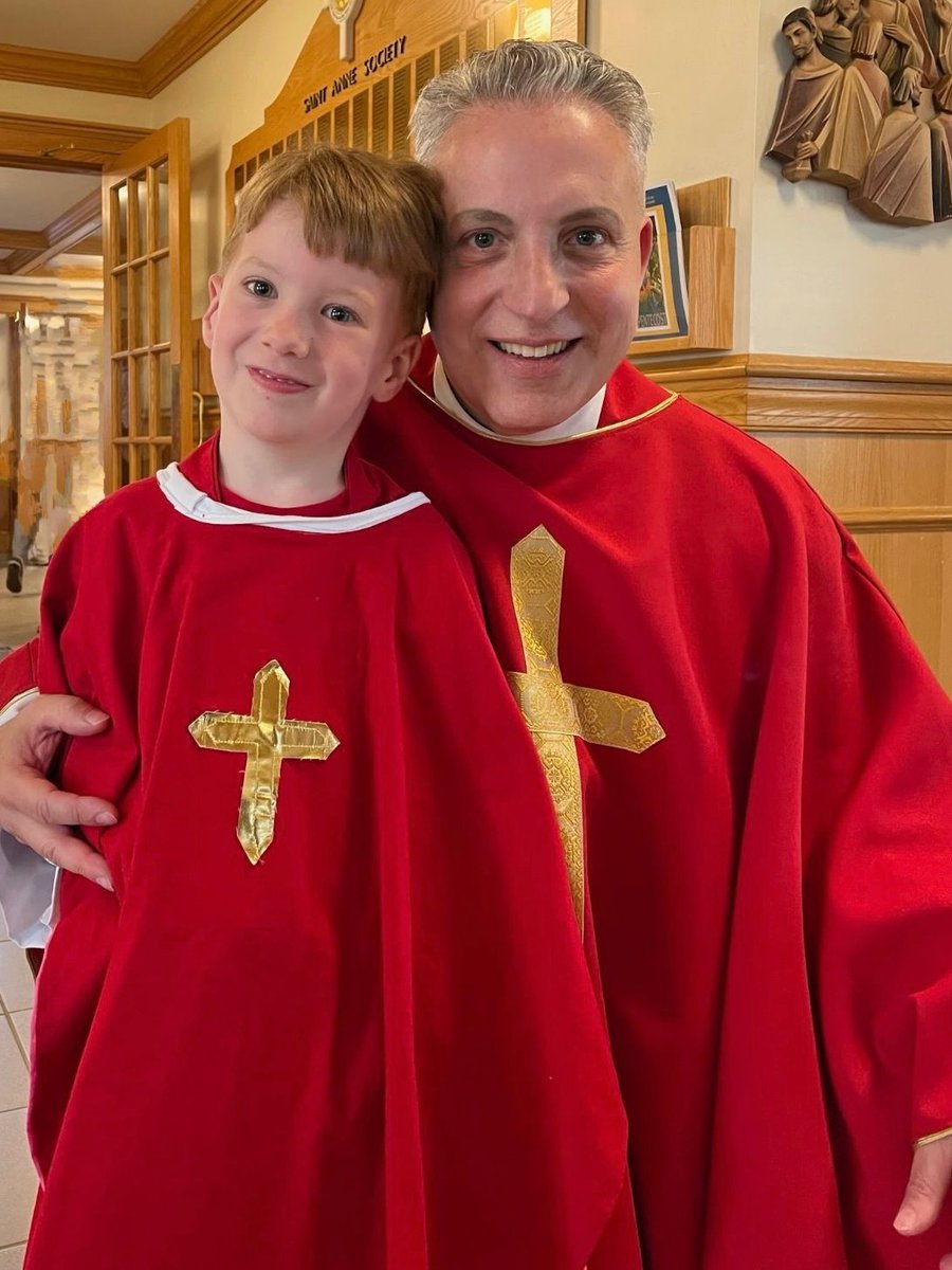 HeyMegRow's tweet image. Please pray for our beloved pastor, Fr. Mario. We're asking God for a miraculous healing from a terrible diagnosis and tough odds. But, with God, all things are possible (shoutout to St. Luke in today's gospel for the Queenship of Mary) Our Lady of Mt. Carmel, pray for us!