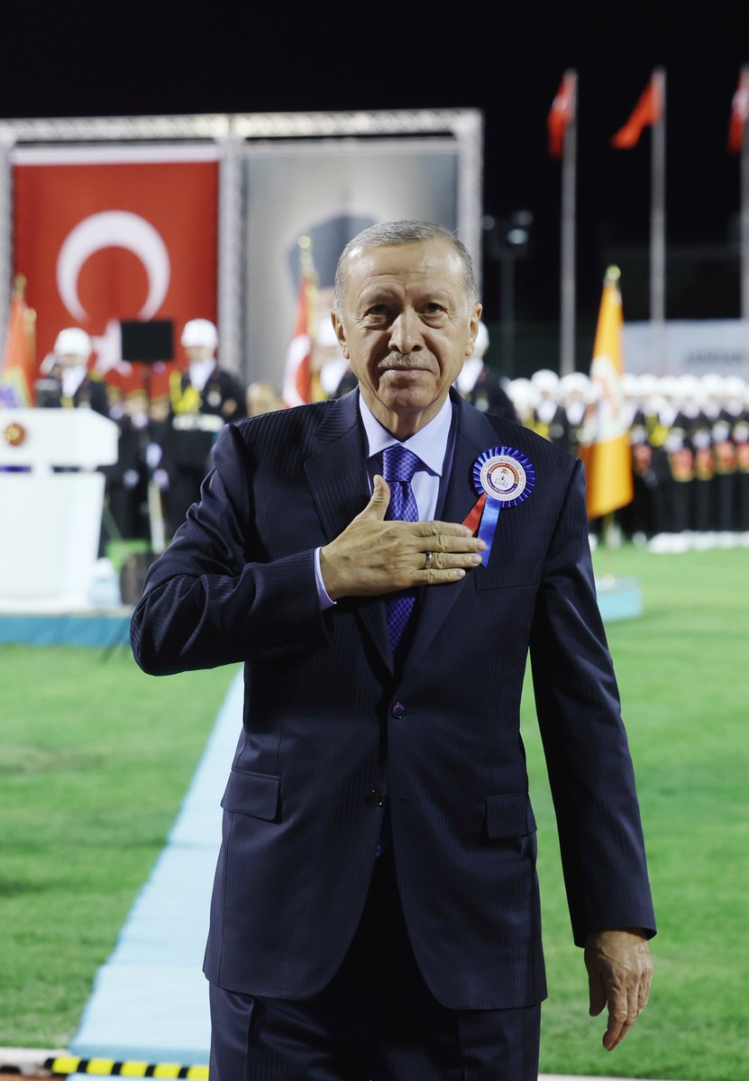 RTErdogan's tweet photo. Bugün mezuniyet sevincini yaşadığımız, Jandarma Genel Komutanlığımız ile Sahil Güvenlik Komutanlığımızın akademilerinden mezun olan toplam 3 bin 810 evladımızı tebrik ediyorum. 

Devletimiz ve milletimiz için üstlenecekleri tüm görevlerde her birine üstün başarılar diliyorum. 🇹🇷 https://t.co/PRGg4p1GWb