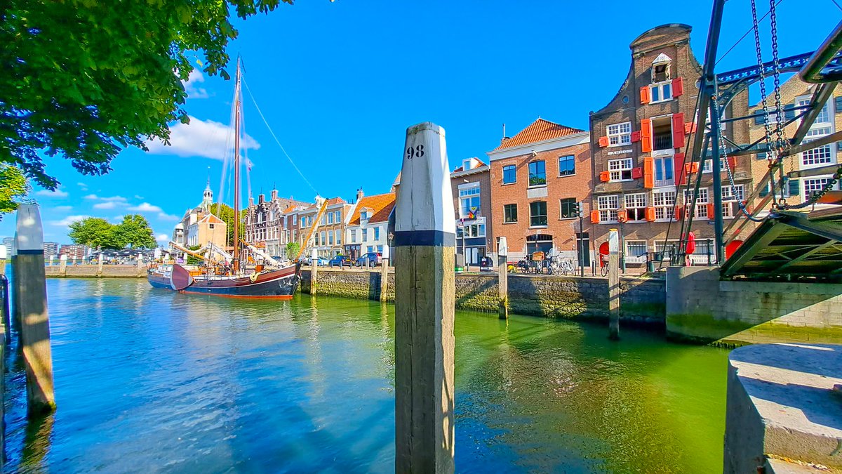 Am Wolwevershaven in Dordrecht. 😊⚓🏫
(©Arjan Zuijdwegt) 
#LaBohème #Segeln #Dordrecht #Zuidholland #Zeeland #Abenteuer #Freiheit #HollandSail #oceanlovers #sailorslife
