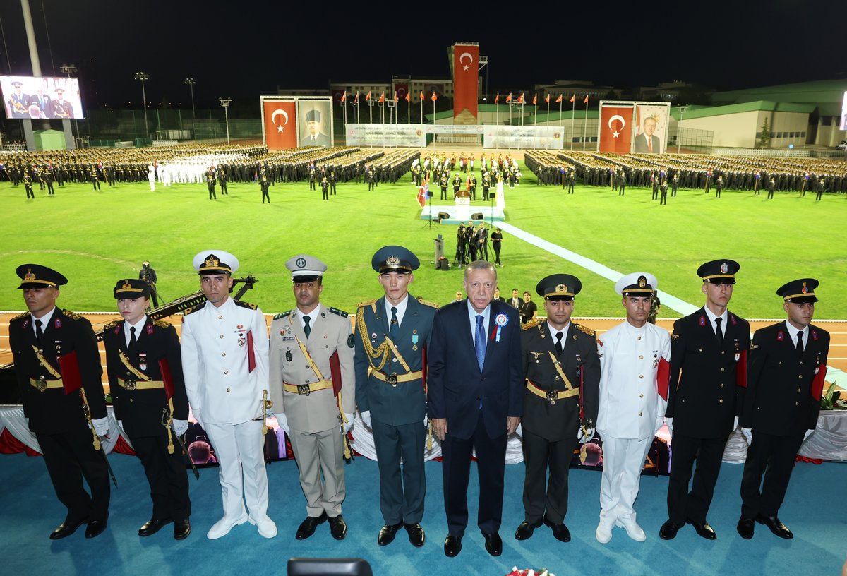 RTErdogan's tweet photo. Bugün mezuniyet sevincini yaşadığımız, Jandarma Genel Komutanlığımız ile Sahil Güvenlik Komutanlığımızın akademilerinden mezun olan toplam 3 bin 810 evladımızı tebrik ediyorum. 

Devletimiz ve milletimiz için üstlenecekleri tüm görevlerde her birine üstün başarılar diliyorum. 🇹🇷 https://t.co/PRGg4p1GWb