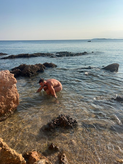 still naked on a beach https://t.co/UPLDGQ24Eo