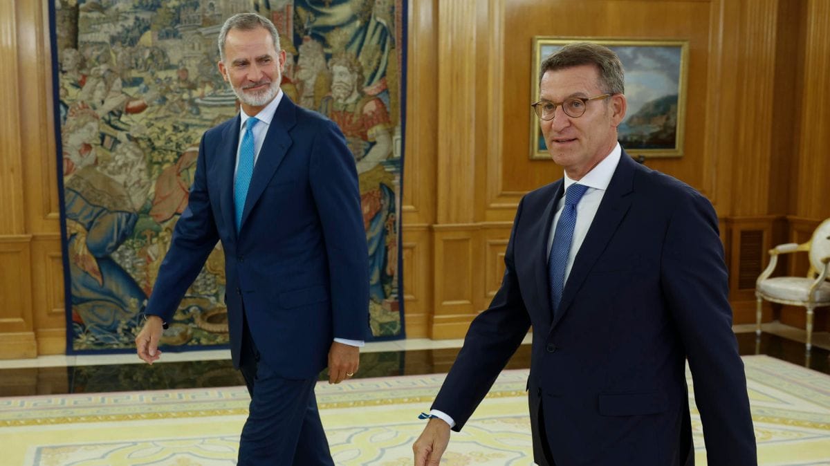 Karistofsky's tweet photo. El rey propone a Feijóo para formar Gobierno.

O es un cachondo y quiere reírse de Alberto, o quiere que saquemos la tricolor.

Ambas opciones me parecen buenas. https://t.co/RrrBPcGOt4