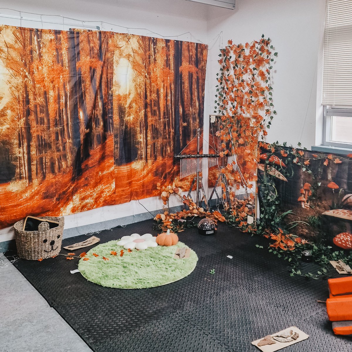 che_connelly's tweet photo. I got lots of love over on Instagram for my Autumn sensory space🤗.
There are sensory lights hanging up, &amp; scattered around, tree barks &amp; leaves (&amp; soon pinecones and twigs) for exploration, chimes for some cause &amp; effect, a basket of toys for play, and soon..a gruffalo! https://t.co/tmFNA5rTUJ
