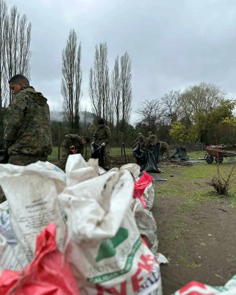 APOYO AL SECTOR DE POLCURA

<a href="/Destacamento_LA/">Destacamento de Montaña N⁰ 17 Los Ángeles</a> apoya a la comunidad de #Polcura en trabajos de despeje de escombros y contención de cursos de agua, producto de las inundaciones que han afectado a la provincia.