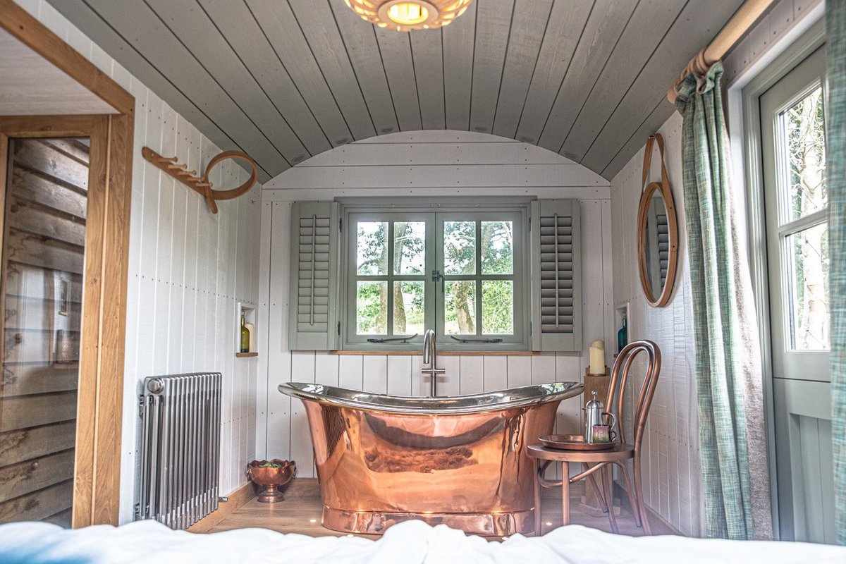 Tuesdays are a great day to fill the tub, add the bubbles and sink into a warm and cosy bath time hug...

We simply love being able to relax in a copper tub, knowing that our goodnight's rest is just across the room, waiting for us...

Photo Credit: @her_dark_materials