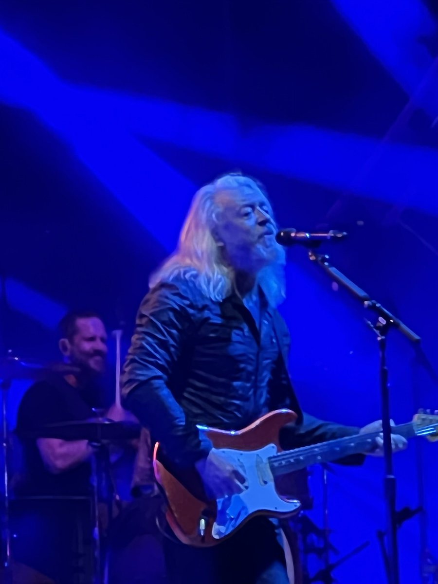 SheilaKing2513's tweet photo. @tearsforfears Have a Happy 62nd Birthday Roland. Wishing you many more blessings 🌻🌻🌻 https://t.co/EkGhPAp2DM