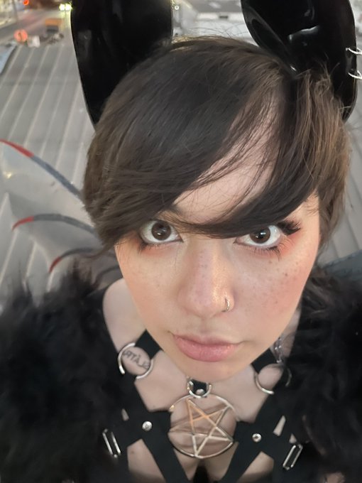 can i come over and stare at u like this :3 https://t.co/A7XwrjGWQn