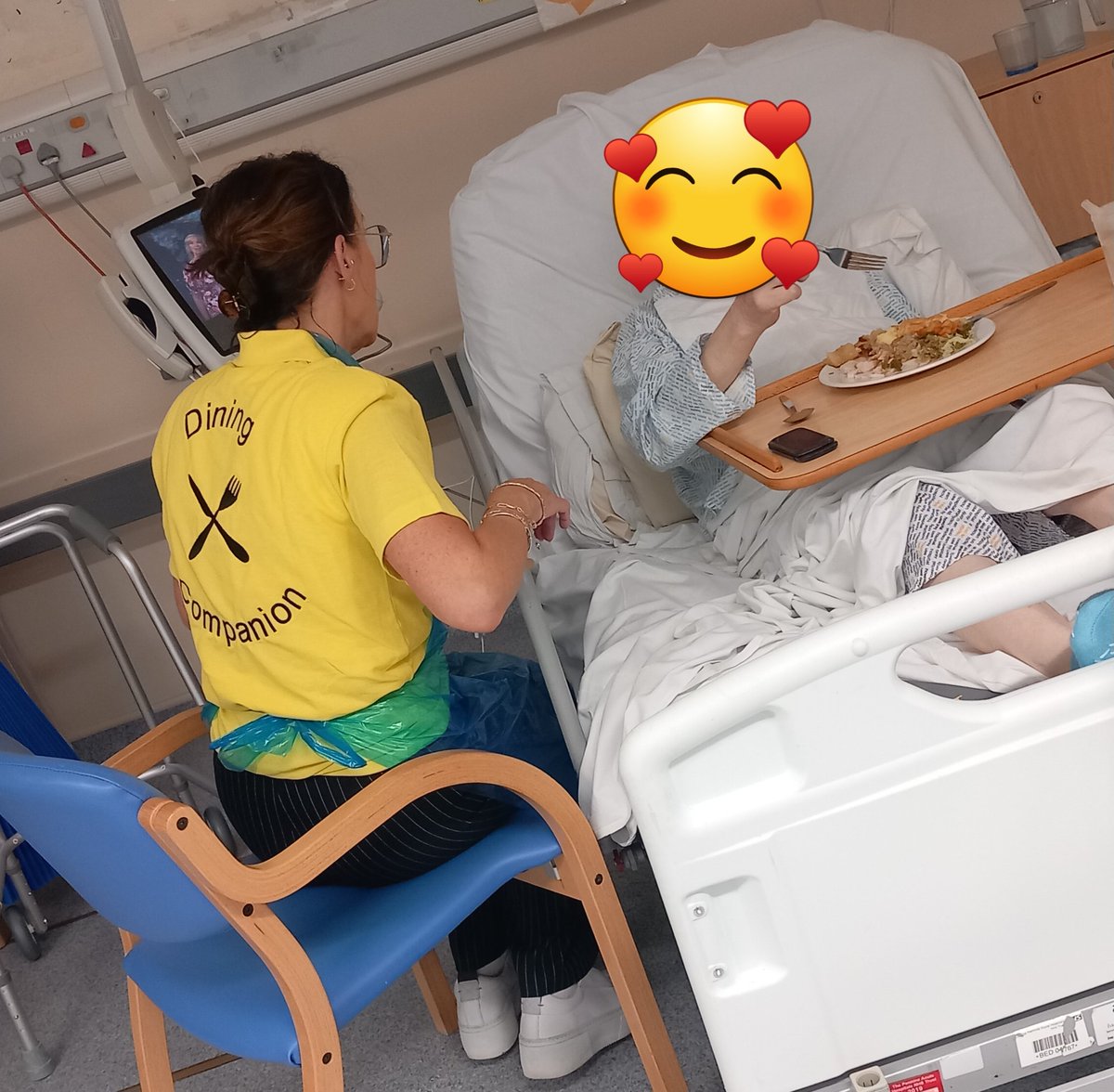 netty_lynette's tweet photo. Today the wonderful Mrs Adams came to sign off as #diningcompanion she is already a hit with patients & staff on #GMU its great to see how many of @OldhamCO_NHS executive team have signed up to volunteering their rota is starting on the 30th @NCA_Volunteers https://t.co/3DXlKnifgX