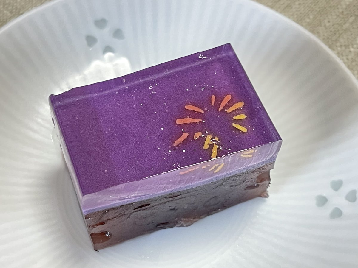 kansaieng's tweet photo. 甘味処日記
羊羹は、よう噛んで食べるんだよ
by つゆだくつぶあん
#羊羹
#涼味
#花火
#夏休み
#夏が行く https://t.co/Oob5F9TExW