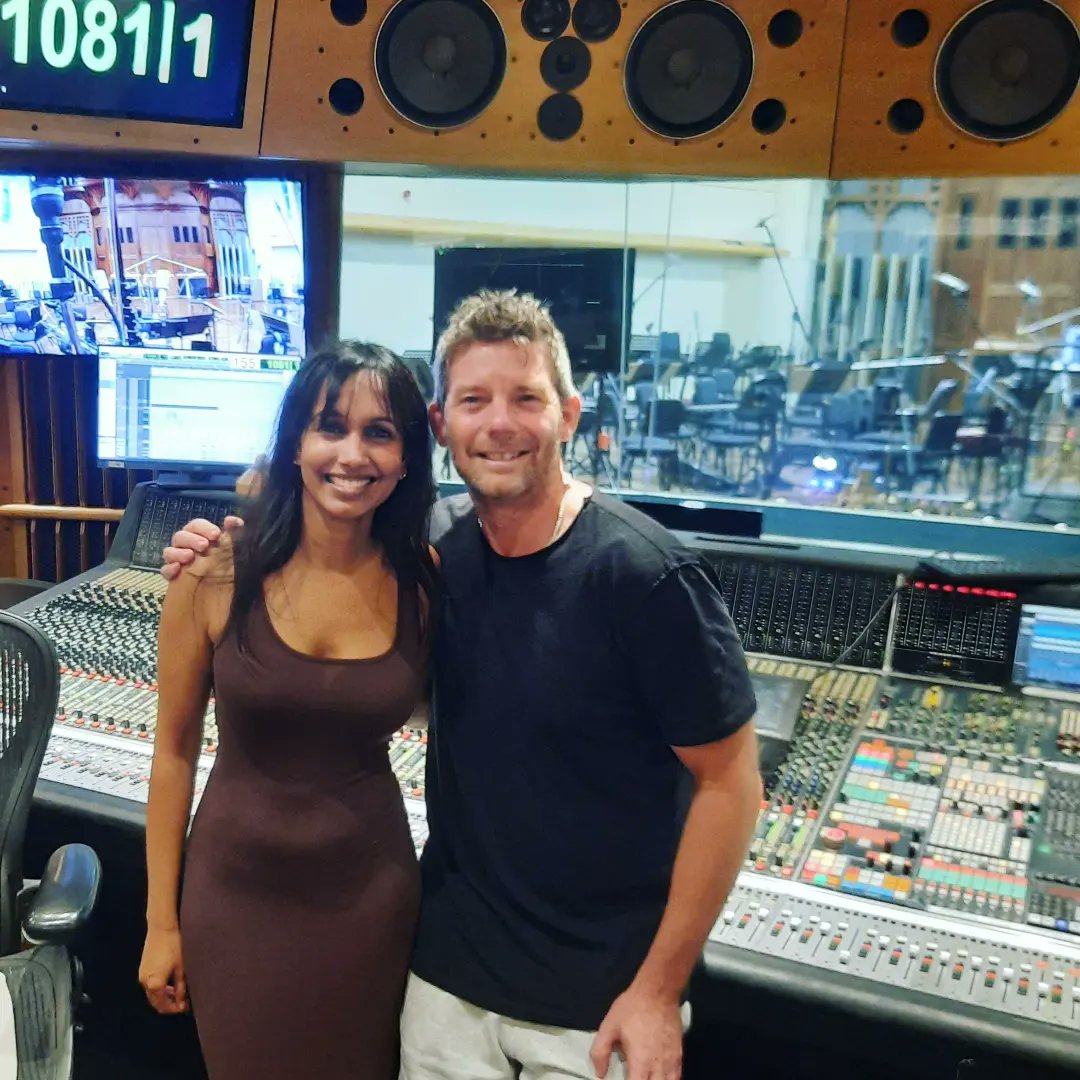 sumudutweets's tweet photo. Such a lovely session @AIRstudios with my truly brilliant friend @nickwollage at the helm. He even got my studio snack set up spot on. What a treat! 💃🎶 #studiosnacks #studiochums https://t.co/AsyRtdz7Rz