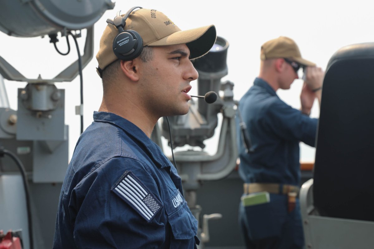#DailyOps 🚢⚓️

Operations Specialist 2nd Class Sean Sargis stands watch aboard USS Thomas Hudner #DDG116 while departing Bahrain. @US5thFleet 

📸: MC2 Kerri Kline