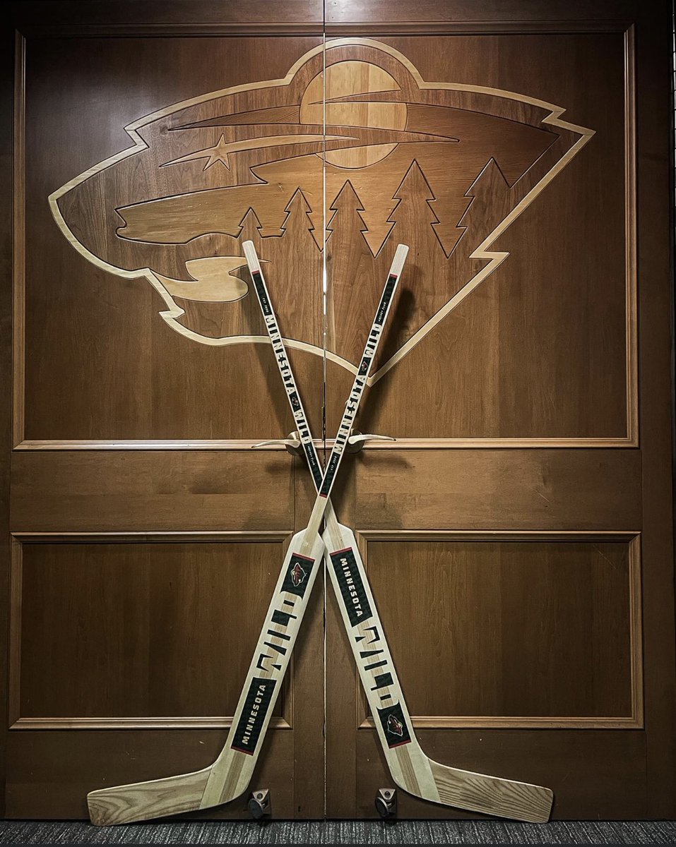 Today, we are leaving our sticks out for Jori Jones, her family and friends, the Roseville hockey community, and the Gustavus Adolphus College community. 💚 🕊️ ❤️ 

#SticksOutForJori