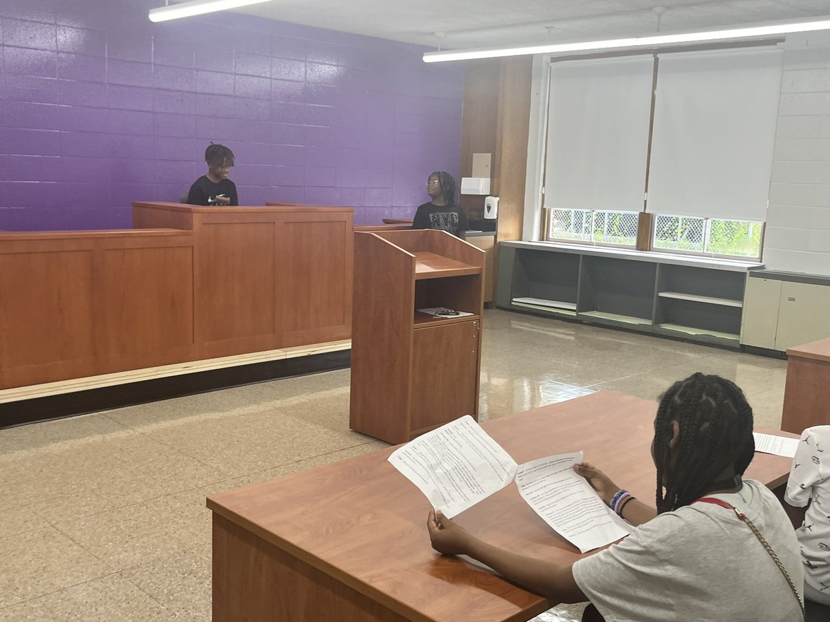 Shout out to our Public Service teacher, Ms. Melody Hill for leading our students in a courtroom simulation today! #PanthersLEAD @ExploreJCPS @JCPSExploreEA @RobFulk