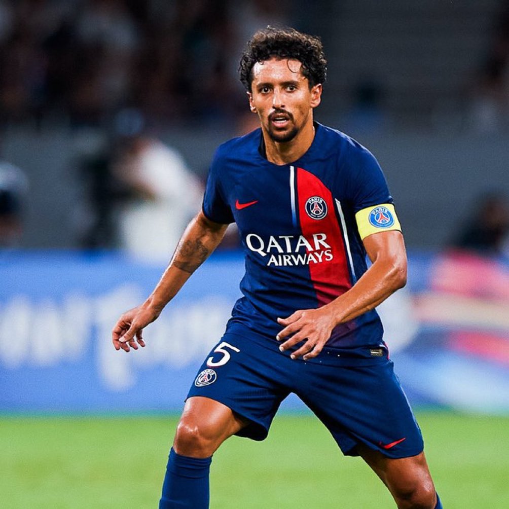 futtmais's tweet photo. Os jogadores do PSG fizeram uma votação, aberta e informal, para definir o capitão da equipe na semana passada. 

Ganhou o Marquinhos. Nada de anormal, né? Ainda mais por tudo que o brasileiro ganhou por lá e pelo respeito que construiu. 

Hoje, repetiram a votação, só que agora é SECRETA e formal. 

E quem ganhou foi… Marquinhos!

Imagina um zagueiro que tem a história dele no clube ter que se submeter a esse tipo de coisa? 

Liderança se constrói e se conquista ao longo do tempo… Não é dando a chave do clube que tudo vai ser seu 😂

Ainda tem gente que acha normal o que o Mbappe tem feito lá em Paris…