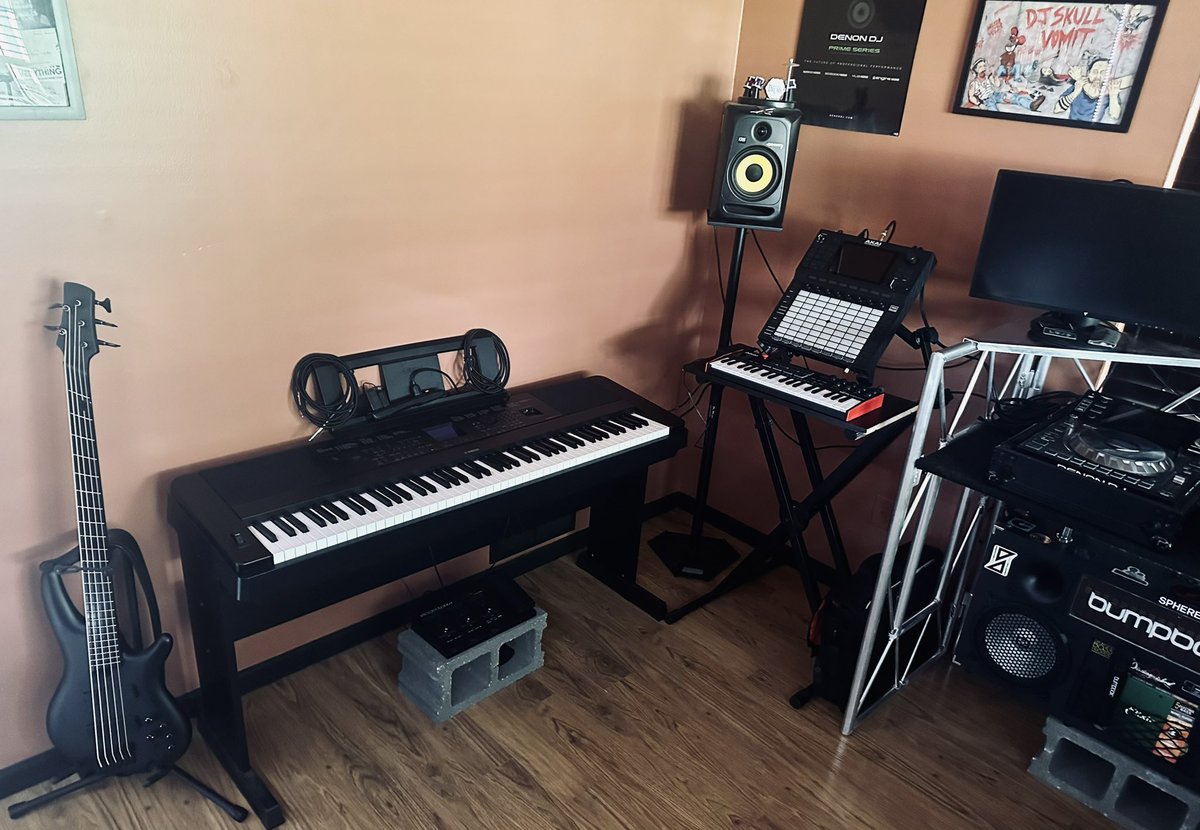 chris_spherex's tweet photo. Make a little music sometimes..
#Ibanez #Yamaha #Akai #ZOOM #DenonDJ #Xone43C #Bumpboxx #Korg #Kaoss https://t.co/HZcBZvHCMC