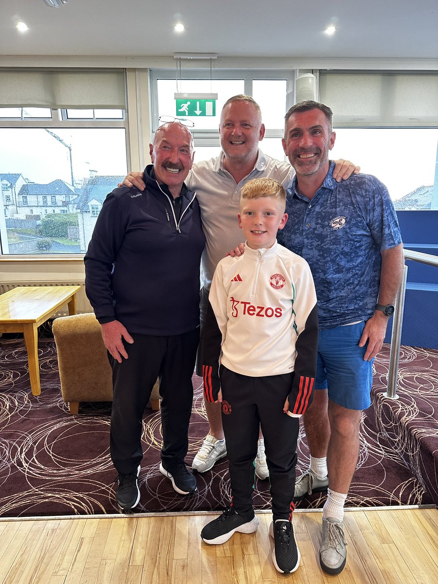 Benjiballer5's tweet photo. Pretty cool to meet @ManUtd Treble winner @DavidMay04 and local heroes @KeithGillespie7 & @liam_beckett after training tonight #MUFC #manutd #football #treblewinner https://t.co/uublTJyuKp