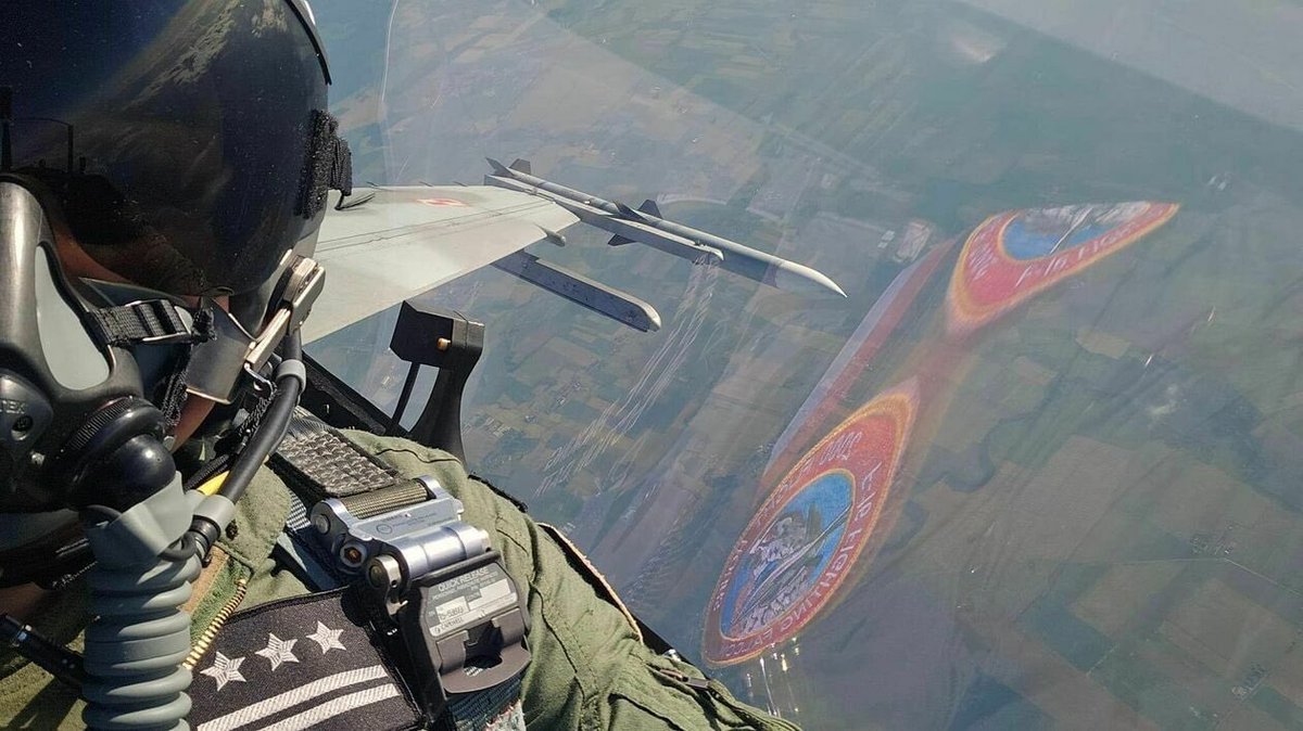 DGeneralneRSZ's tweet photo. ❗️Nasze F-16 poleciały pilnie powitać niezapowiedzianych gości❗️

Dzisiaj tuż po godz. 18:20 na Lubelszczyźnie i Mazowszu słychać było następujące po sobie dwie „eksplozje”. Te „wybuchy" to tzw. sonic boom - czyli efekt przekroczenia bariery dźwięku przez samoloty. https://t.co/hyb76WFau3