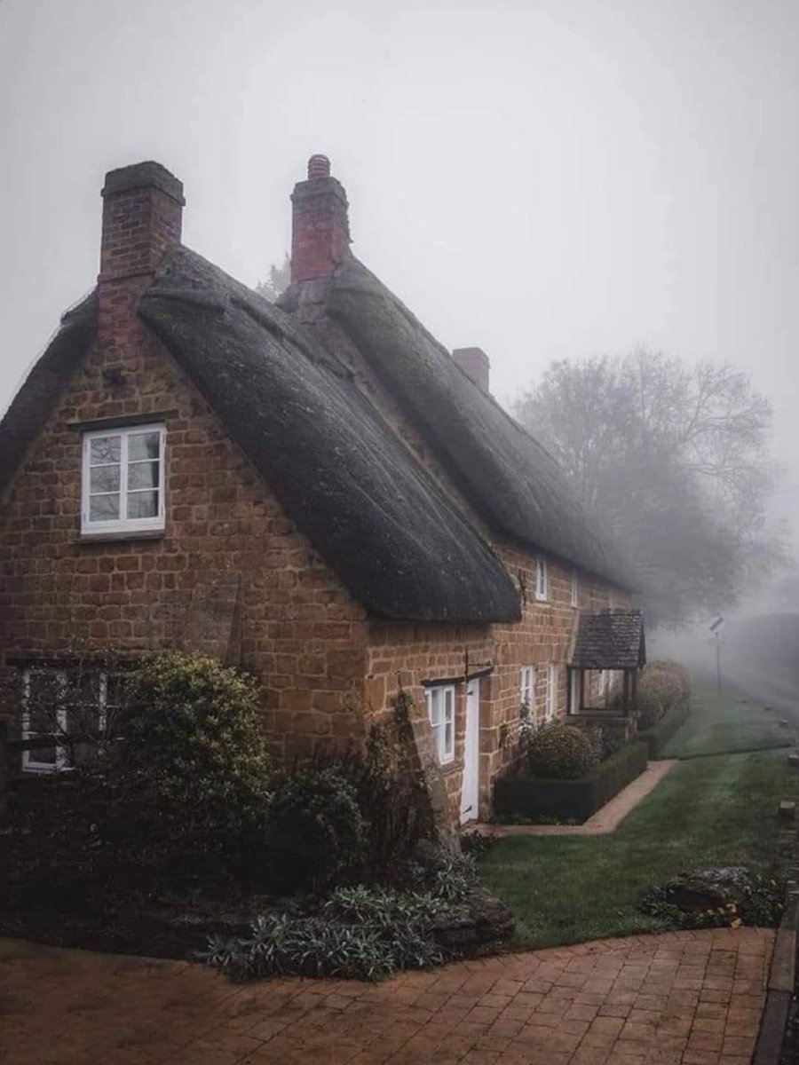neverbackd0wn1's tweet image. Very mysterious.. 

#misty #oldcottage #beautiful