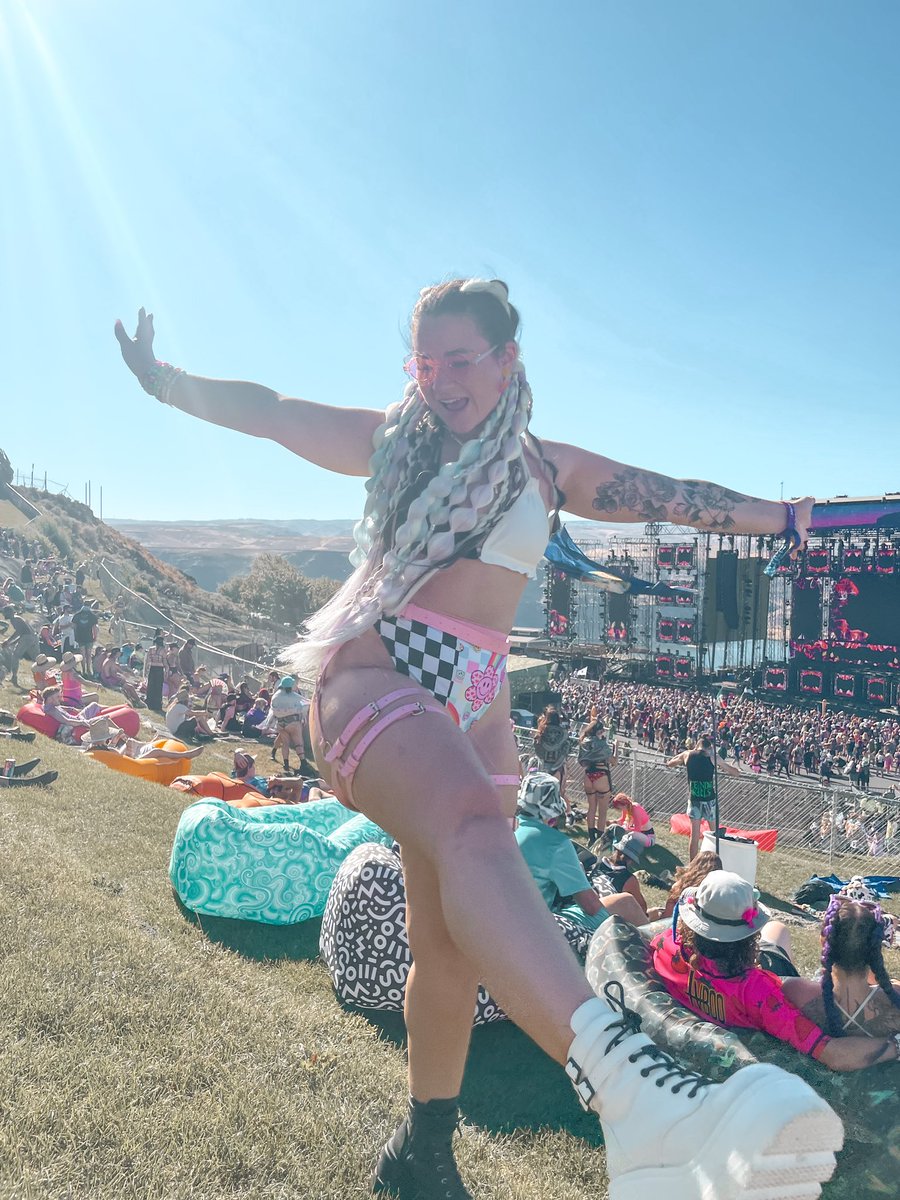 serenaeves's tweet photo. Bass Canyon Day 1🤍🌈🌸 https://t.co/WdW9IHH1WK