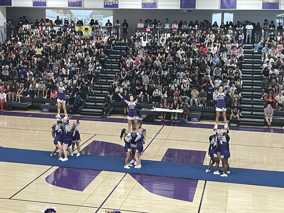 NorthtownNews's tweet photo. Welcome Back Assembly! We see you! 👀 💛🐝💜
#NKC1stDay @NKCStingers @NKCSchools @NKCcheer @DrJonrs @nkcstuco https://t.co/vmNTJjHwKG