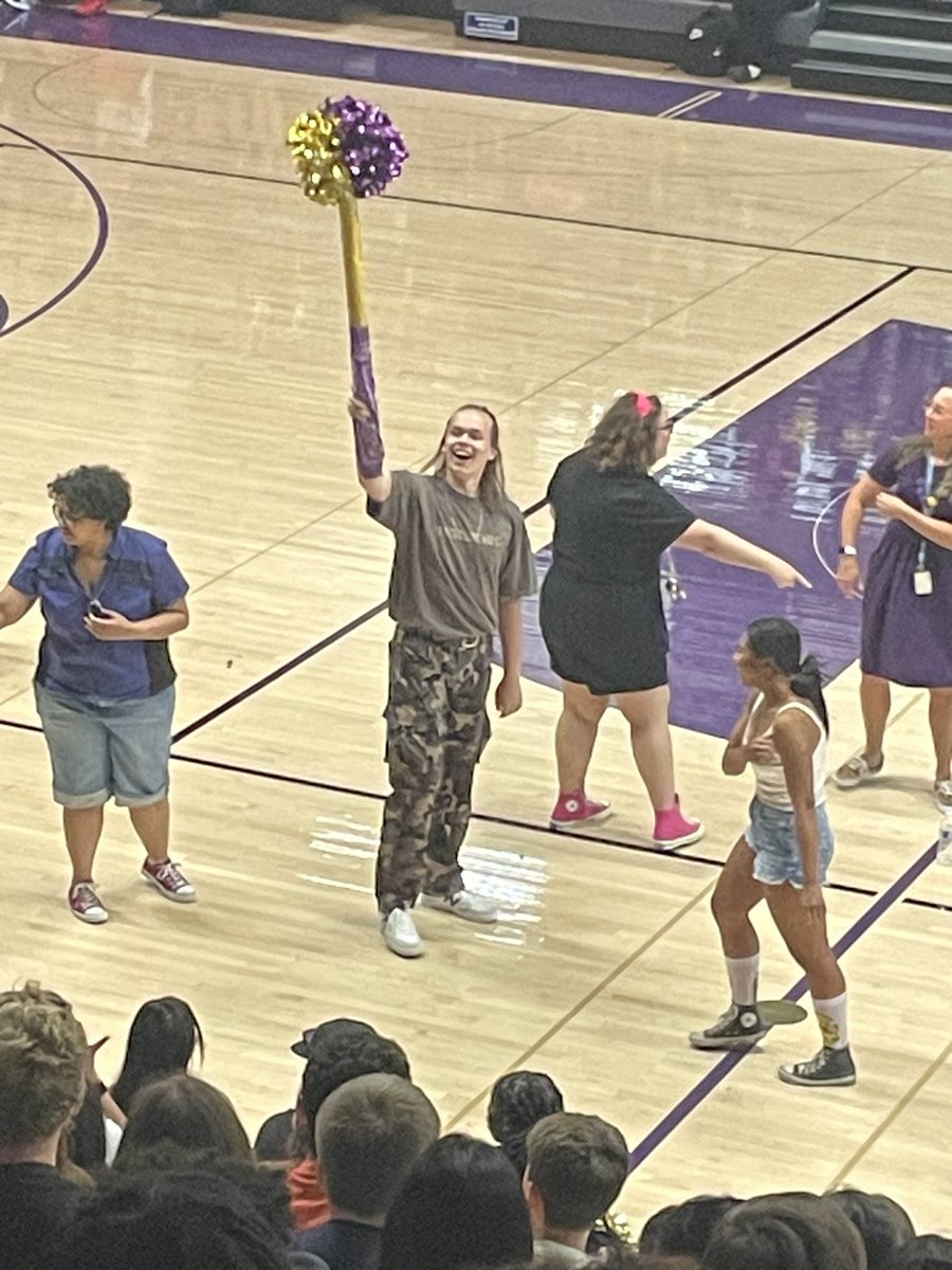 NorthtownNews's tweet photo. Welcome Back Assembly! We see you! 👀 💛🐝💜
#NKC1stDay @NKCStingers @NKCSchools @NKCcheer @DrJonrs @nkcstuco https://t.co/vmNTJjHwKG