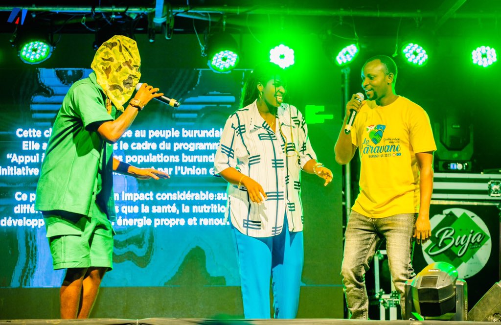 akezanet's tweet photo. 🔴 📍CARAVANE BURUNDI-UE🇧🇮🤝🇪🇺, à Gitega.

Au début du show, @satb257 et @meiliofficial_ ont fait une entrée spectaculaire pour ouvrir le concert. Ils ont presté la chanson #resilience qu’ils ont faite en collaboration, dans le cadre du programme “Appui à la résilience des populations du Burundi”, financé par l’ @UEauBurundi.

Après cette chanson, @MutimaComedien est arrivé sur scène pour mettre les gens dans le bain du show, via ses blagues et taquineries envers le public. Sat-B et Meili ont par la suite repris le podium, effectivement pour décliner leurs playlists préparées pour cette soirée. 

Toutes ces activités étaient facilitées par @mcsadiki_Bdi, que tout le monde connaît par sa polyvalence dans le monde du divertissement.

#lesbeautesdecheznous #akezanet #caravaneburundiue #Burundi