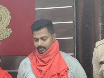 azizkavish's tweet photo. 25 साल की सलमा सुल्ताना  धीरे-धीरे मीडिया इंडस्ट्री में अपने पांव जमाने की कोशिश कर रही थी। उसका करियर तो परवान चढ़ ही रहा था, साथ ही जिम ट्रेनर मधुर साहू के साथ उसकी नजदीकियां भी। इसके बाद अचानक 2018 से वो लापता हो गई। यहां तक कि 20 जनवरी 2019 को जब उसके पिता की मौत हुई, तो उसमें भी वो शामिल नहीं हुई।

कई साल तक सलमा का क��सी को पता नहीं चला तो मधुर साहू का एक राजदार भी ओवर कॉन्फिडेंस में आ गया था। उसने नशे में मधुर के पार्टनर के सामने सलमा हत्याकांड का राज खोल दिया था

अक्टूबर 2018 में शारदा विहार के एक मकान में मधुर साहू और सहयोगी ट्रेनर कौशल श्रीवास ने सलमा का गला घोंटकर हत्या करने और लाश को अतुल शर्मा की मदद से कोहड़िया पुल के आसपास दफनाने का पता चला। इसके बाद पुलिस ने कोहड़िया मार्ग पर फोरलेन के आसपास खुदाई शुरू की थी।