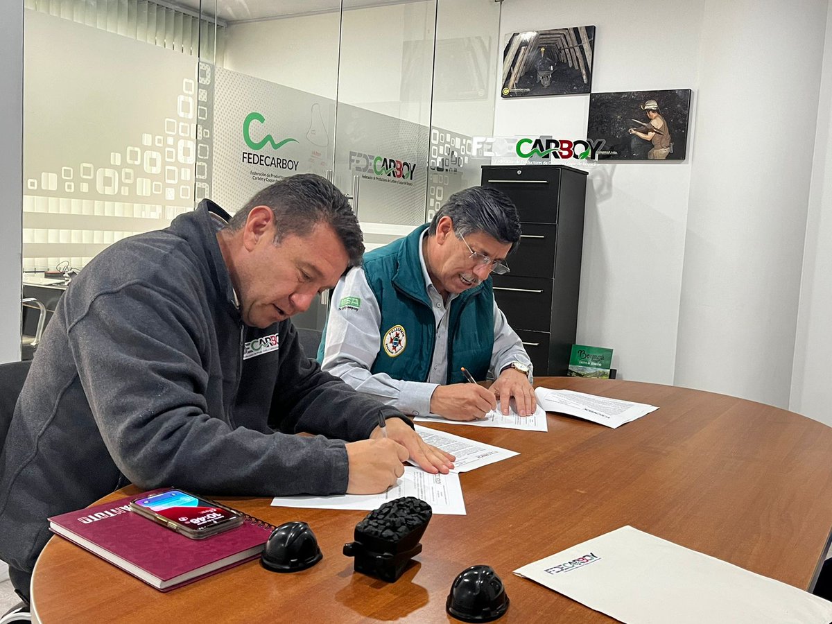 fedecarboy's tweet photo. POLSERMÍN
3 de agosto 2023

@fedecarboy firma convenio de cooperación con empresa aliada @PolserminL 
#Sogamoso #polsermin #fedecarboy #Boyacá #carbón 
https://t.co/2Y5F4G9y5Y https://t.co/mFHKB8Xv5y