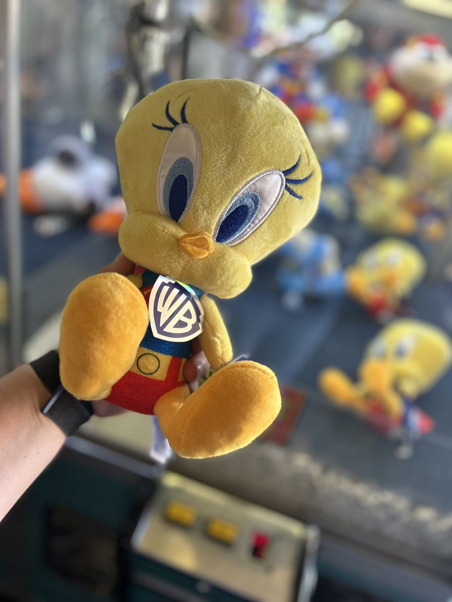 I tried to win a #Superman #BugsBunny plushie but the only one in this claw machine was tied to the back of it. I got a Super-Tweety Bird instead I then kindly asked a hero who worked there to swap it and they did. I might have to go back for the rest… ❤️💛💙