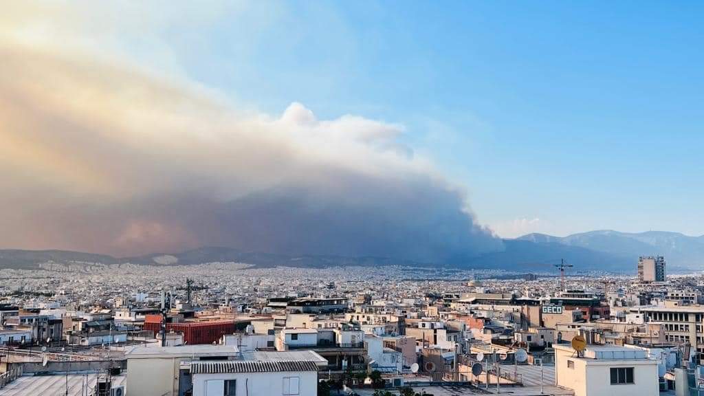 Ziouvas's tweet photo. Στις εκλογές θα μαυρίσουμε την κυρία Κλιματική Αλλαγή. Τον "στρατηγό άνεμο" του 2007 τον θυμάστε; Ευτυχώς, οι Δήμαρχοι Αθηναίων των κυβερνήσεων ΝΔ και ΠΑΣΟΚ προνόησαν και δέντρα στην Αθήνα για να καούν δεν έχουμε. Πότε θα καταλάβουμε ότι ο πόλεμος των πυρκαγιών μας αφορά όλους; https://t.co/XYxpT0DHku