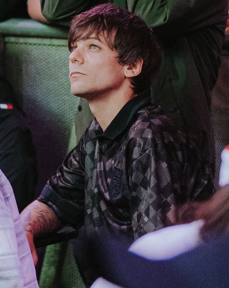 ltwbeau's tweet photo. "eu amo o louis tomlinson" EU AMO MAIS eu amo mais louis tomlinson eu amo mais que todo mundo 1% do meu amor pelo louis tomlinson equivale a todo mundo que ama louis tomlinson!!! https://t.co/pEuR9i4uzp