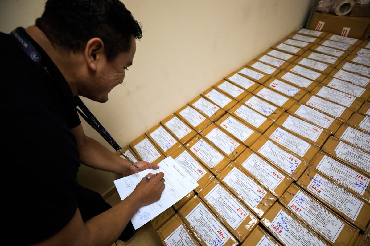 cancilleriasv's tweet photo. Enviaremos 25 mil libretas de pasaportes para ser distribuidas en 34 consulados de El Salvador en diversas partes del mundo. 👊

Así garantizamos que nuestros compatriotas reciban en el instante este importante documento. https://t.co/3rScQEZcsP