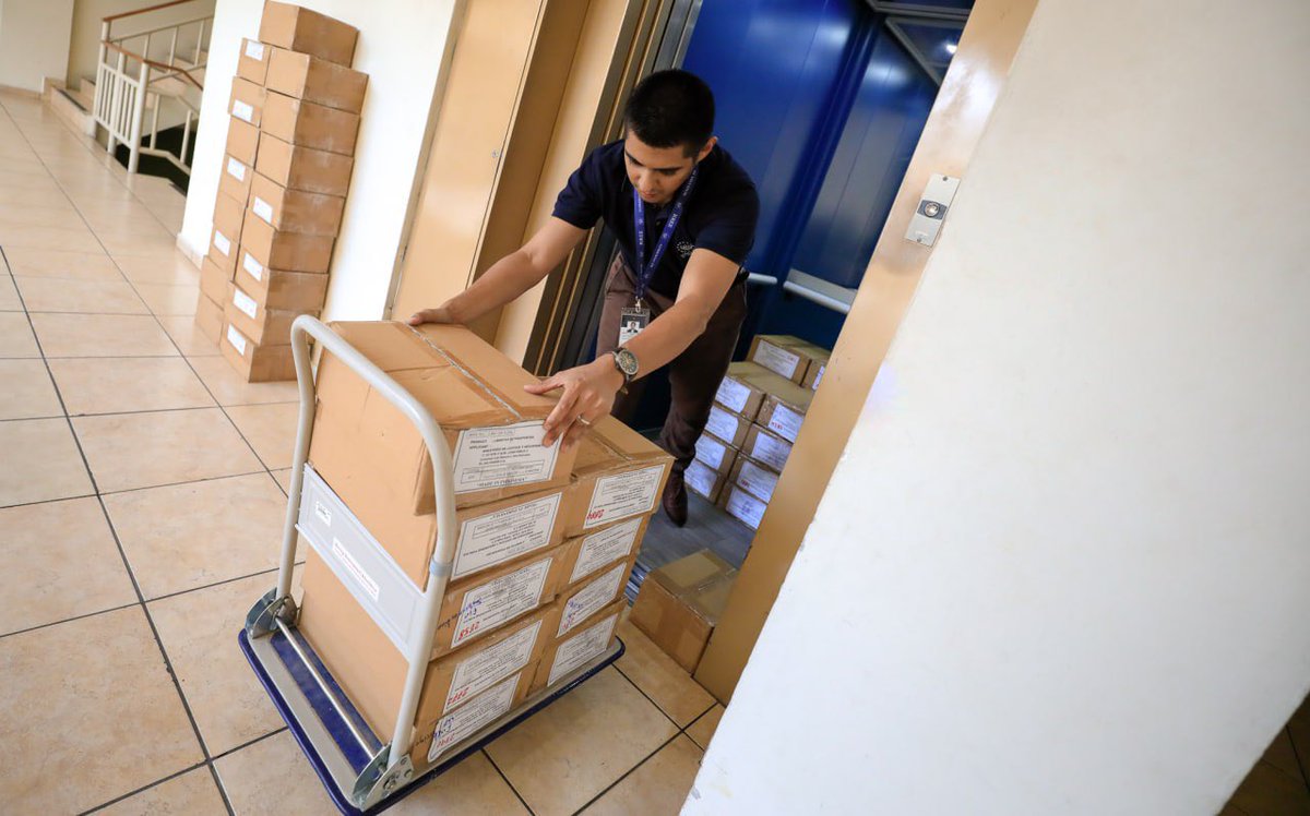 cancilleriasv's tweet photo. Enviaremos 25 mil libretas de pasaportes para ser distribuidas en 34 consulados de El Salvador en diversas partes del mundo. 👊

Así garantizamos que nuestros compatriotas reciban en el instante este importante documento. https://t.co/3rScQEZcsP