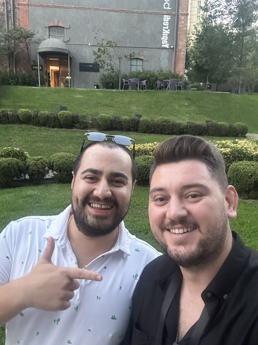 inancsalman's tweet photo. Bugün ki etkinliğin en eğlenceli adamı bence @erhanunal ‘dı 😂

Erhan’ı herkesin tanımasını çok isterim. 

Fan tokenlere fısıldamasını ben çok özledim. 

Türkiye için özel bir adam, piyasamız için büyük değer 🫶🏻✌🏻 https://t.co/kXzkzUM7cy