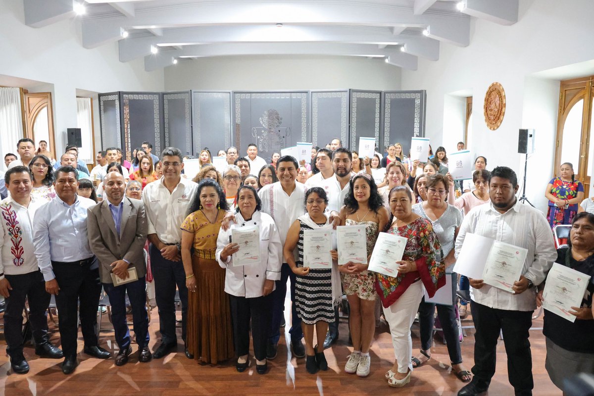salomonj's tweet photo. Con mucho gusto entregué las primeras constancias a alumnas y alumnos que culminaron exitosamente los cursos de capacitación para el trabajo que ofrece el @ICAPET_GobOax, sembrando nuevos conocimientos, competencias y habilidades para el desarrollo personal y colectivo.

Los programas de capacitación contribuyen a reducir la brecha de desigualdad, y permiten a nuestra gente integrarse al mercado laboral o crear algún proyecto de emprendimiento para el bien de sus familias y comunidades.

Nuestro objetivo como Gobierno es traer bienestar al pueblo de Oaxaca.