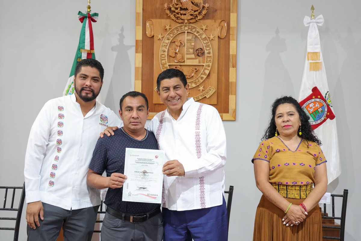 salomonj's tweet photo. Con mucho gusto entregué las primeras constancias a alumnas y alumnos que culminaron exitosamente los cursos de capacitación para el trabajo que ofrece el @ICAPET_GobOax, sembrando nuevos conocimientos, competencias y habilidades para el desarrollo personal y colectivo.

Los programas de capacitación contribuyen a reducir la brecha de desigualdad, y permiten a nuestra gente integrarse al mercado laboral o crear algún proyecto de emprendimiento para el bien de sus familias y comunidades.

Nuestro objetivo como Gobierno es traer bienestar al pueblo de Oaxaca.