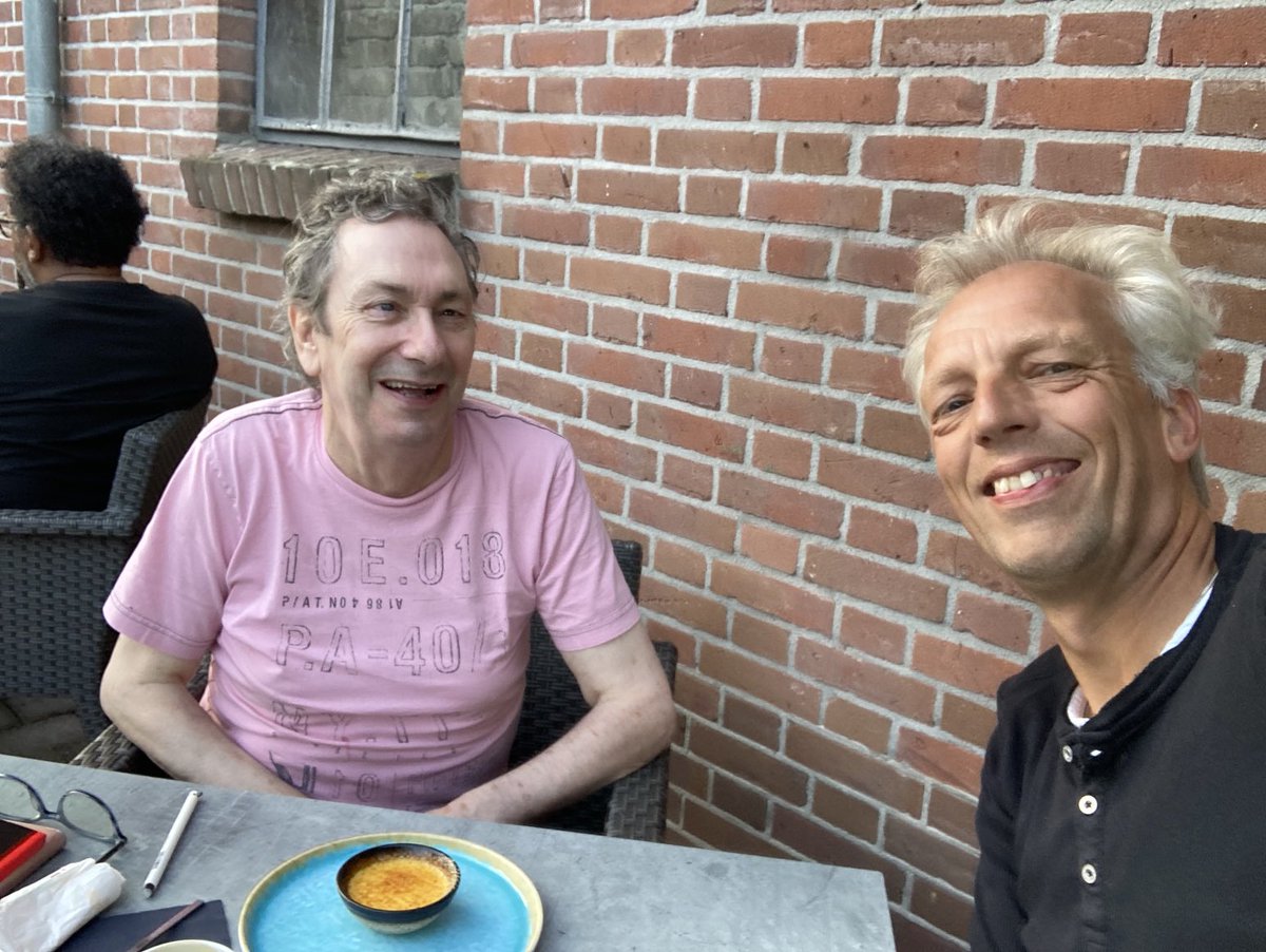 SjorsFrohlich's tweet photo. Een avond vol verhalen. Hapje eten met mijn oude NOS-Radiobaas Ferry de Groot, aka Meneer de Groot.
Mooie herinneringen aan Radio Tour de France, RadiOlympia, Langs de Lijn en vooral de lol van het radiomaken. Maar Meneer de Groot vond het in Vianen ook heel leuk. #hallofans https://t.co/RuVq6DuRyo