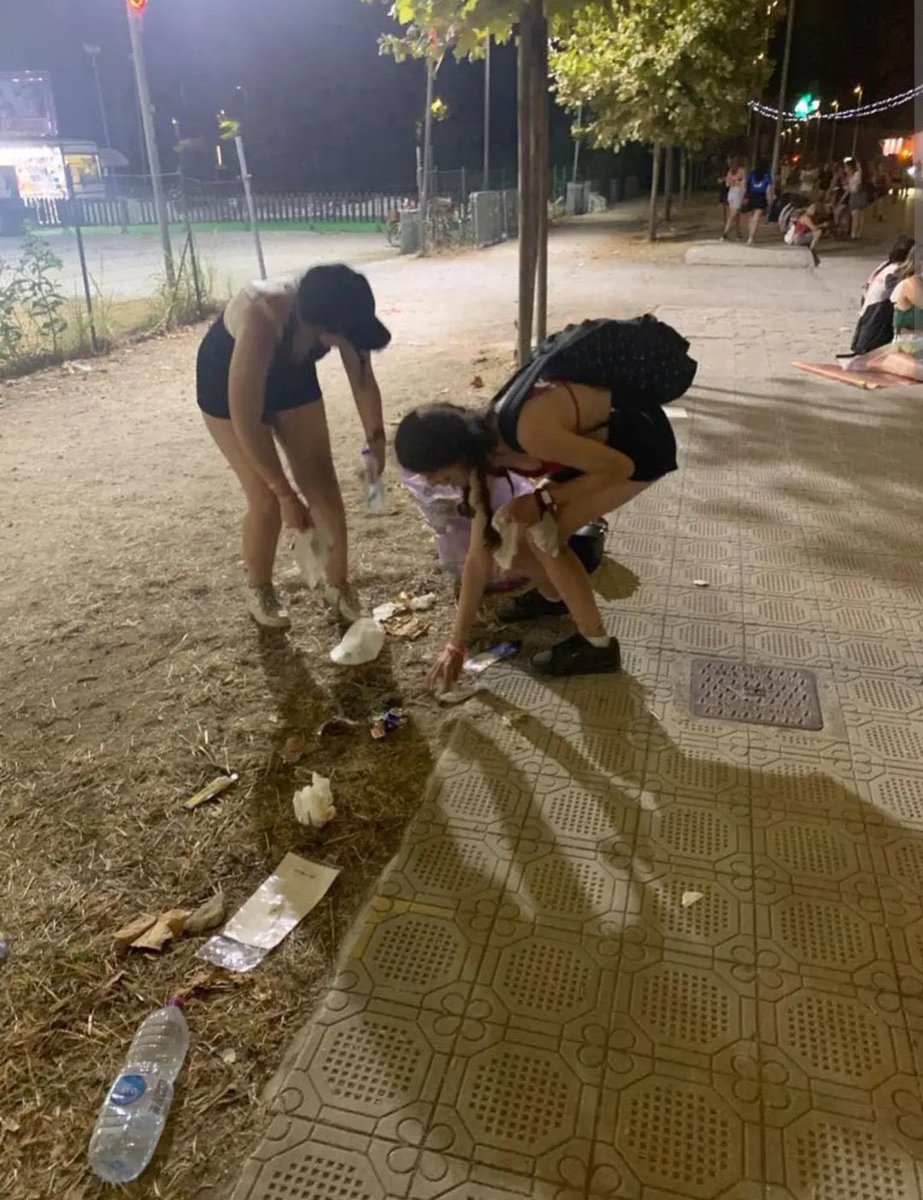 ltbrnews's tweet photo. UPDATE | Lendas! Marcello Pierucci, o prefeito de Camaiore cidade onde aconteceu o ‘Away From Home’ postou um texto agradecendo as Louies por ajudarem a manter o local limpo após o festival! 

“Um público jovem movido por uma grande paixão pela música.
Muitos deles, no final, recolheram lixo. […] Um belo gesto de cortesia e respeito. É uma lição para muitos de nós.”